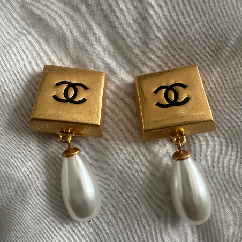 🌟 Chanel Gold-tone Pearl Drop Earrings - Gold & White